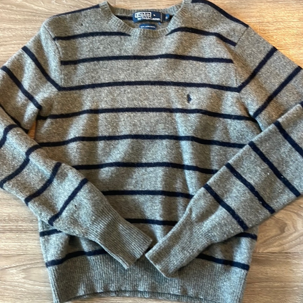 Ralph Lauren lambs wool crew neck sweater in woman’s size small. Gray and navy.